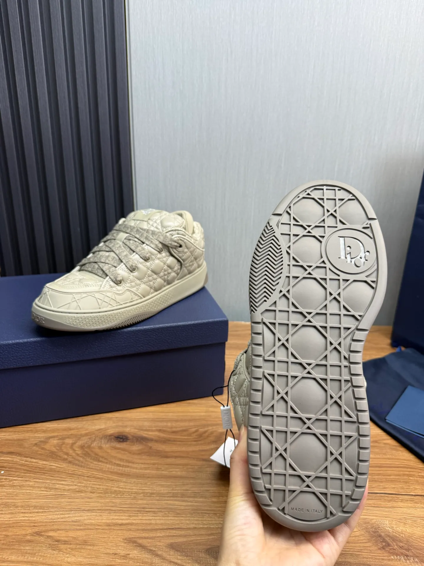 Men's shoes 💰800💰 Dior sneakers enrich the classic series with fashionable retro style. Carefully crafted, they can be paired with casual looks all year round. Dad Shoes style shoes that follow the trend of the retro market ▪️ Fabric: Original custom embroidered cowhide ▪️ Lining: Imported breathable mesh ▪️ Sole: Original molded non-slip outsole ▪️ Size: 38-45 (45 is custom-made and cannot be returned)